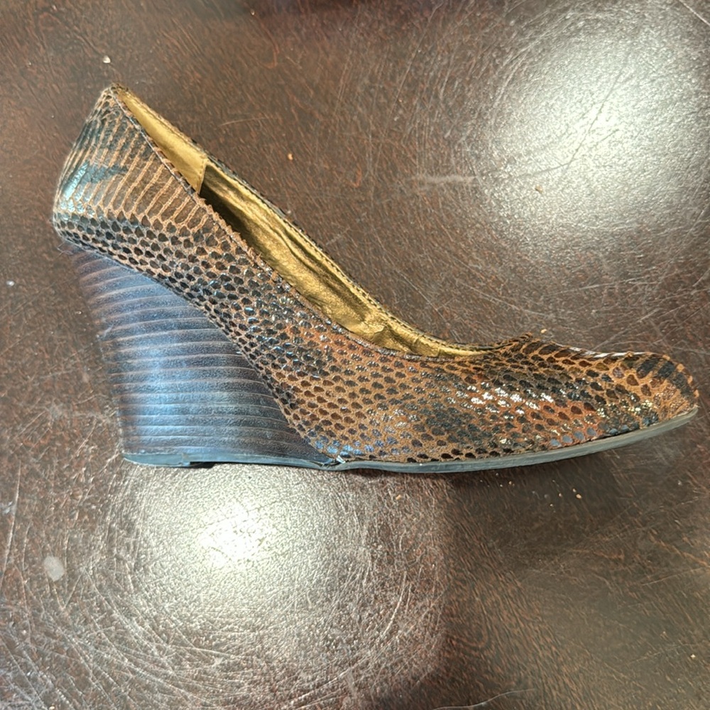 Max Studio Wedge - Picture 2 of 6
